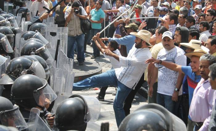 Teachers union protests like this one in Morelia have led the government to vow a crackdown. (PHOTO: sipse.com)