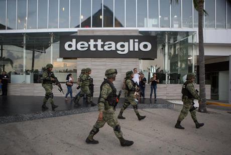 Mexican soldiers enter the Plaza las Americas shopping mall in Cancun following reports of gunfired. (PHOTO: ap.org)