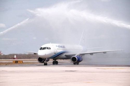 Interjet began direct service Merida-Havana with this plane, which received a welcoming salute upon arrival at Merida's internaitonal airport. (PHOTO: sipse.com)