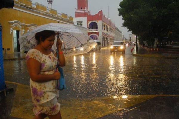Rains flooded downtown Merida streets for a short time. (PHOTO: sipse.com)