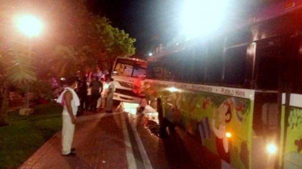 Paramedics attended to injured at accident scene on Kukulcan Blvd. (PHOTO: riviera-maya-news.com)
