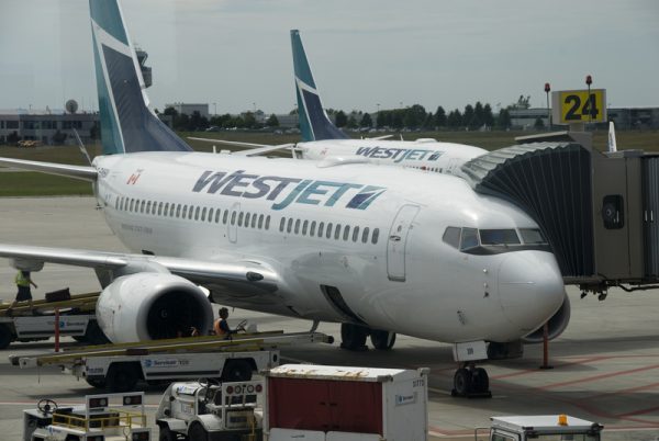 WesJet planes at Merida International Airport. (PHOTO: buenosdiasmerida.com.mx)