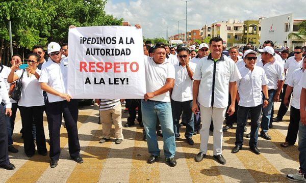 Taxi drivers protest Uber with signs asking authorities to respect the law. (PHOTO: palcoquintanarroense.com)