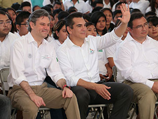 Education Secretary Aurelio Nuño and Campeche Gov. Alejandro Moreno (waving). (PHOTO: sexenio.com.mx)