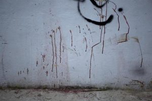 Blood spatters a wall outside the Blue Parrot nightclub in Playa del Carmen. (PHOTO: ap.org)