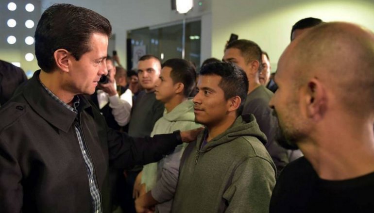Peña Nieto welcomes Mexicans deported from U.S. back home (Photo: Diario Las Américas)