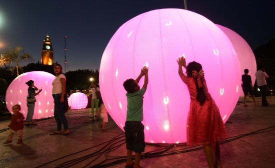 Children play amid illuminated globes in Merida's Plaza Grande. (PHOTO: yucatan.com.mx)