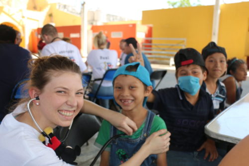 Medical students participated in the Yucatan outreach. (PHOTO: UADY)