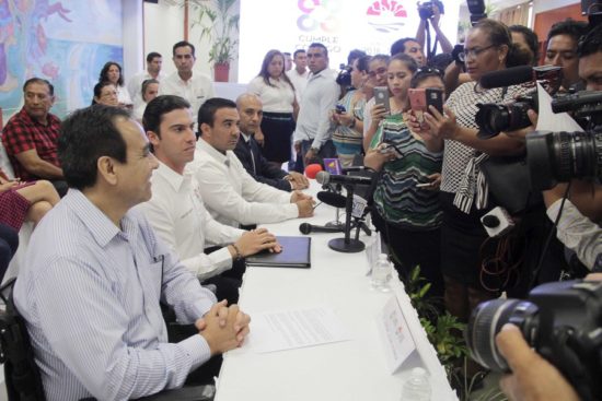 Cancún's new top cop, Julián Leyzaola, left, with city officials, meeting the press. (PHOTO: noticaribe.com) 
