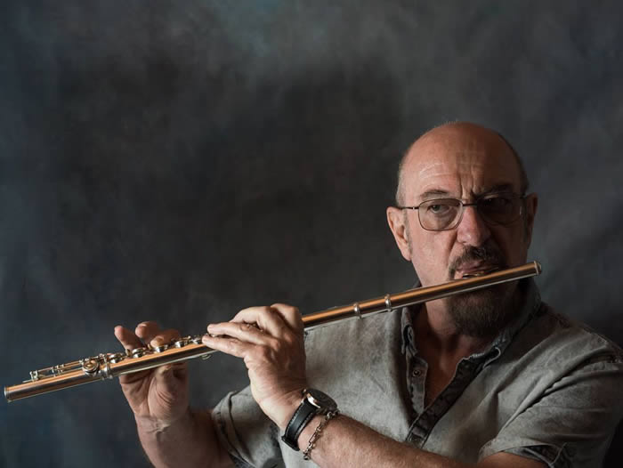 Ian Anderson, Jethro Tull frontman, reveals he has ‘incurable lung ...