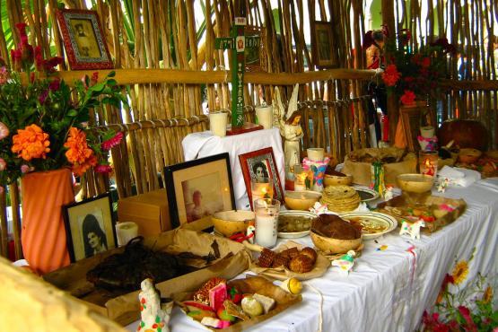 What is the difference between the Day of the Dead and the Hanal Pixán altars?
