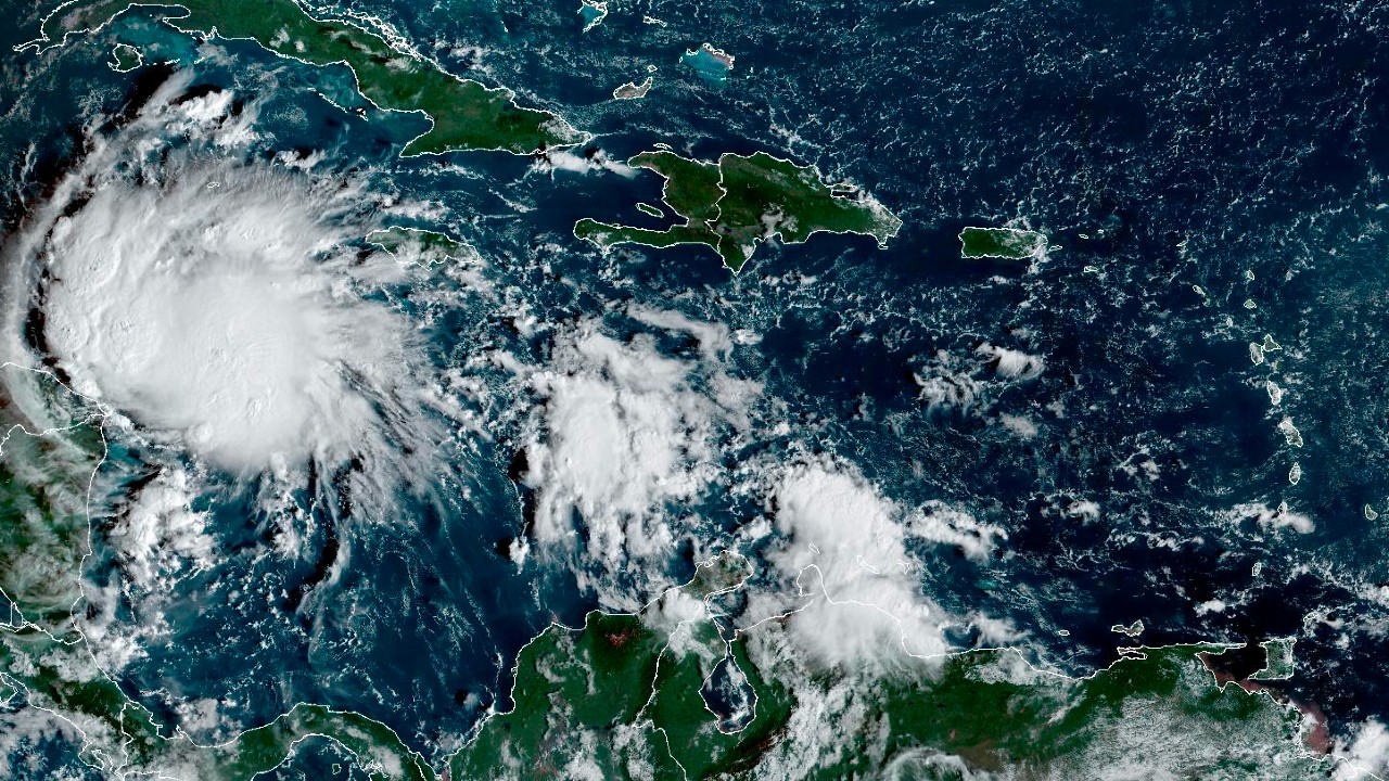 Huracán Lisa traerá fuertes lluvias al sureste de México – The Yucatan Times