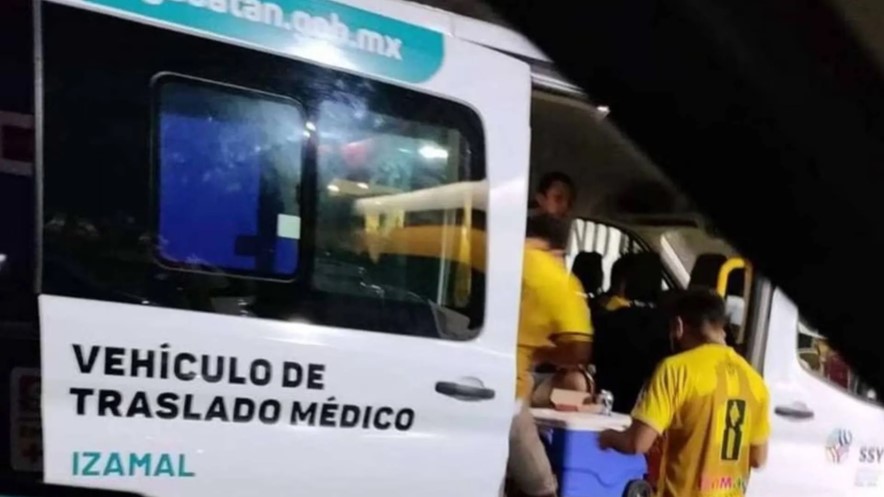 People caught on camera drinking beer inside an ambulance in Mérida