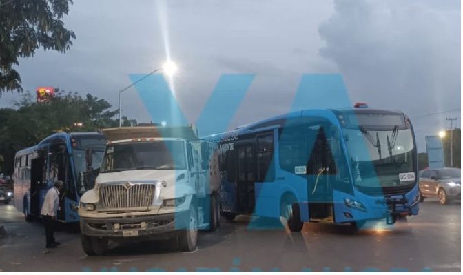 Two “Va y Ven” buses involved in traffic accident - The Yucatan Times